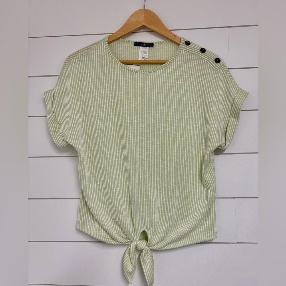 GYFT top with tie and cuffed sleeves. Decorative brown buttons on shoulder.
